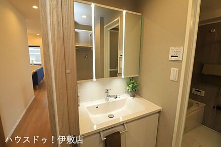 【洗面所】人気の3面鏡を採用しました。ミラー裏が収納になっているので、生活感を出さずに収納することが出来ます