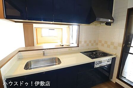 【キッチン】吊戸棚を備えた収納豊富なキッチン。カウンター越しに明るいリビングを見渡せる安心の間取りです