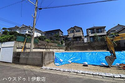 外観:【外観写真】・現況写真の敷地を2分割にしてのお引渡し、当該物件は道路から左側になります・徒歩5分圏内にスーパー、公園等あり住みやすい住環境 外観:【外観写真】・現況写真の敷地を2分割にしてのお引渡し、当該物件は道路から左側になります・徒歩5分圏内にスーパー、公園等あり住みやすい住環境