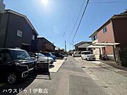【前面道路】車がすれ違うには厳しい道幅ですが、車はスピードを抑えて走行するので、お子様にも安全な道幅となっています。