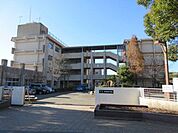 吉野東中学校【鹿児島市立吉野東中学校】は、吉野町に位置する1983年創立の中学校です。令和3年度の生徒数は476人で、16クラスあります。校訓は「礼節・勉学・錬磨・勤労」です。 2290m