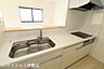 キッチン：【キッチン】カウンターキッチンで、家族の笑顔を見守りながら調理できます！