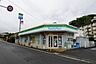 周辺：ファミリーマート 下伊敷店[ファミリーマート 下伊敷店]飲食品、日用品を取扱うコンビニエンスストアー 520m