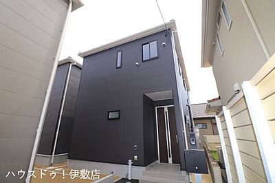 外観：【外観写真】・人気の平坦地！・駐車場縦列普通車3台可能・地震に強い家（制震装置SAFE365を搭載、耐力面材ダイライトなど）令和8年10月11日撮影