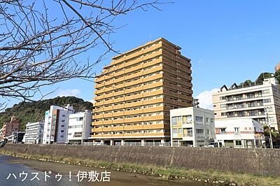 外観:【外観写真】3号線沿いになり、便利な立地。スーパーも徒歩4分にあり住みやすいマンションです 外観:【外観写真】3号線沿いになり、便利な立地。スーパーも徒歩4分にあり住みやすいマンションです