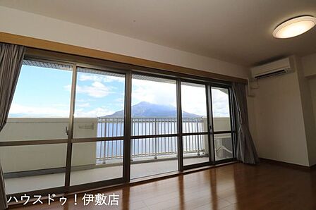 【眺望写真】リビングから桜島や錦江湾を眺望可能!バルコニーに出なくても景色を楽しめ、リビングでのコーヒーが美味しくいただけます