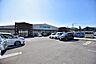 周辺：コープ姶良店【コープ姶良店】鹿児島県姶良市西餅田にあるスーパーです。駐車場、ATM(鹿児島銀行)、100円ショップザ・ダイソー、ユニクロ、西松屋、シュープラザ、ミスタードーナツ、ドラッグス 900m