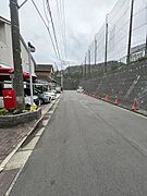 前面道路は4以上ｍあり、駐車スペースもしっかりとあり、周辺交通量も少なく、お車の駐車が苦手な方も安心してお車を止められます。