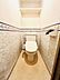 外観：壁紙が華やかなトイレで他の部屋とは違った雰囲気があります。嬉しいウォシュレット付きで上部には棚があるのでトイレットペーパーの予備や掃除用具の置き場もバッチリ！あると便利です！