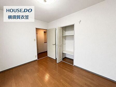 収納付きの洋室は家具配置がしやすい形状で、衣類や生活用品を整理しながら、寝室や個室として快適に使えるため、暮らしに合わせた活用が可能です。