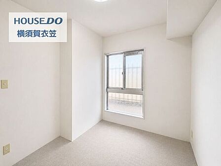 コンパクトながらも整った洋室。明るい窓辺があり、子ども部屋や書斎などライフスタイルに合わせて活用できます。※本画像はAI加工にて家具を消しています。