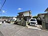 外観：道路から建物全体を確認しやすいすっきりした外観。敷地内には車を置けるスペースも確保されています。