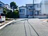 外観：前面道路含む現地写真