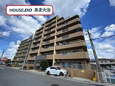 外観：ドラッグストアやホームセンターなどのお買い物施設や、幹線道路にもアクセスしやすい篠田南長無エリアにある8階建てのマンションです。