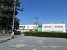 周辺：木田幼稚園　教育目標：日々の生活、遊びの中で豊かな心、丈夫な体を育てます。セキュリティは監視カメラがあり、通園バスには子供用のベルトもあります。 110m