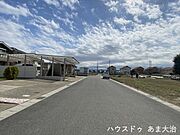 幅員約7.1mの前面道路です。普通車が余裕を持ってすれ違うことの出来る道幅です。もちろん、大型車も余裕を持って通行出来ます。