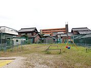 甚目寺第4ちびっ子広場　ブランコ、鉄棒、砂場があります。ブランコは小さなお子さま用もあります。目の届きやすい広さの公園です。 470m