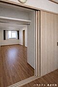 クローゼットは隣の部屋と行き来できるウォークスルー仕様。どちらのお部屋からも収納したお洋服を取り出すことができ便利です。※居住中につき加工イメージ画像となります