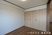 たっぷり収納できるクローゼット付き。収納は2か所にわかれているので用途に合わせて収納することができます。※居住中につき画像を一部加工しています