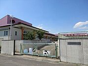 七宝北部保育園　平屋の建物で、広い園庭はみとおしがよく、のびのびおこさんが遊べそうです。月に1回、お誕生日会があり毎月子供たちのお誕生日をみんなでお祝いします。 550m