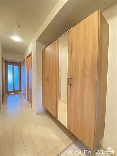 全身鏡のある玄関ホールは、より広々とした空間に魅せてくれます♪お出かけ前の身だしなみチェックができるのも嬉しいですね。