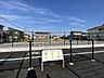 周辺：東條砂島ちびっこ広場住宅地にある新しい公園です。遊具もピカピカ。周囲をフェンスで囲ってあるためお子様が道路に飛び出さず安心して遊べます。 250m