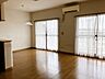 リビング/ダイニング：【見通しの良いリビング】広々としたリビングはどこにいてもお部屋全体が見渡しやすく、ぱっと見て室内の様子が把握しやすいです♪そのため小さなお子様がいるご家庭や、ペットを飼われていても安心です！