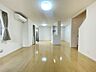 リビング/ダイニング：【大きい窓】大きな窓と光沢のある床が、部屋全体を明るく広く見せてくれます！自然光がたっぷり差し込み、開放的な空間に♪汚れも目立ちにくく掃除がしやすいので、毎日気持ちよく過ごせます！