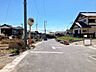 その他：【前面道路】前面道路が広いため運転がしやすく、日々の交通ストレスが軽減されます！また家の前が建物などで遮られることがなく、日当たりが良くなり、家全体が明るい印象を受けます！