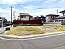 外観：【角地】二方向が道路に面した角地は、採光と風通しに優れた心地よい住環境♪開放感のある立地で車の出し入れもしやすく、暮らしの快適さと安心感を高める魅力的な住まいです！