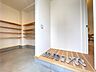 玄関：奥にシューズクロークがあります。