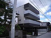 3階建ての中古戸建です。