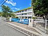 周辺：三里小学校 780m