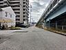 外観：前面道路含む現地写真