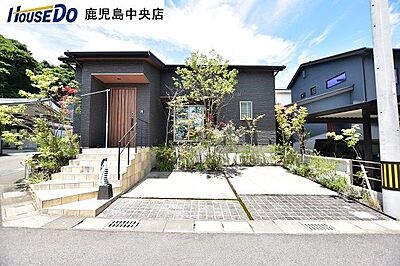 外観：南西角地！【敷地面積166.56m2(50.38坪)】駐車2台分！モデルハウス分譲住宅です♪