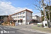 【松元小学校】鹿児島市の西部境界に位置し、西に日置市伊集院町、北東に石谷小学校、東部に春山小学校、南東方面に東昌小学校と接している。 2060m
