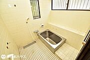 【浴室】ゆったり余裕のある浴室です！窓付きで自然換気もできます♪
