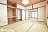和室：【和室】2階6帖の和室です！2面に窓があり明るい室内です♪畳表替え、襖・障子張り替え済みです！
