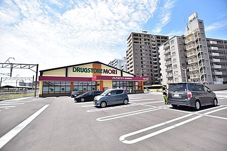 ドラックストアモリ鹿児島駅前店 【ドラッグストアモリ鹿児島駅前】鹿児島市浜町にあるドラッグストアです。駐車場53台あり医薬品、化粧品、雑貨、食品、酒 280m