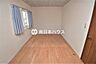 子供部屋：【洋室】6帖の洋室です！現況は4.5帖のお部屋と繋がっています！