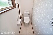 【2階トイレ】温水洗浄便座機能付きのトイレです！
