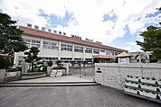 【鹿児島市立石谷小学校】は、石谷町に位置する1878年創立の小学校です。令和4年度の生徒数は503人で、20クラスあります。校訓は「あかるく　かしこく　たくましく」です。 360m