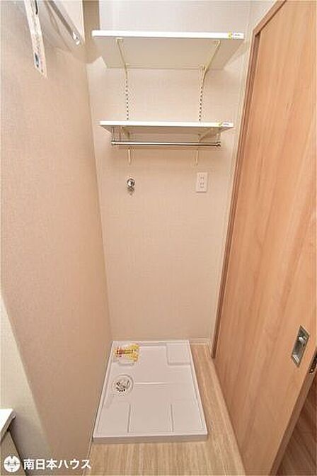 【洗濯機置場】洗濯パン付き！上部には収納棚がありタオルやストック品の収納に便利です♪