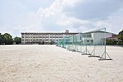 【鹿児島市立西紫原中学校】は、西紫原町に位置する1979年創立の中学校です。令和3年度の生徒数は586人で、18クラスあります。校訓は「真理創造・勉学健康・敬愛協和」です。 320m
