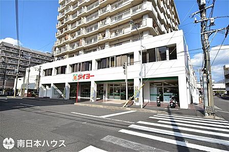 【タイヨー甲突店】は、鹿児島市甲突町21-8-12に位置する城南通り近くのスーパーです。取扱品目は主に「生鮮食品・日配品・一般食品・日用雑貨・お酒」です。駐車場があります。 340m