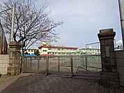 【鹿児島市立天保山中学校】は、下荒田2丁目に位置する1948年創立の中学校です。令和3年度の生徒数は397人で、14クラスあります。校訓は「自主・好学・友愛・健康」です。 980m