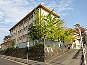 【鹿児島市立武岡小学校】は、武岡2丁目に位置する1976年創立の小学校です。令和3年度の生徒数は319人で、14クラスあります。校訓は「よく考える　けじめをつける　やりぬく」です。 1250m