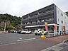周辺：【ファミリーマート護国神社前店】鹿児島市草牟田2丁目にあるコンビニです。サービス・設備　駐車場、鹿児島銀行ATM、コピー・FAX、イートイン、Wi-Fi、多目的トイレ、たばこ、お酒 490m