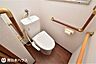 トイレ：【トイレ】温水洗浄便座機能付きのトイレです！手すりも設置済みです♪