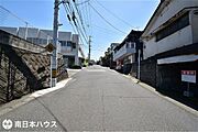 【前面道路】北西向きの前面道路幅は約7.5ｍです！交通量も少なく道路幅も広い道路です♪